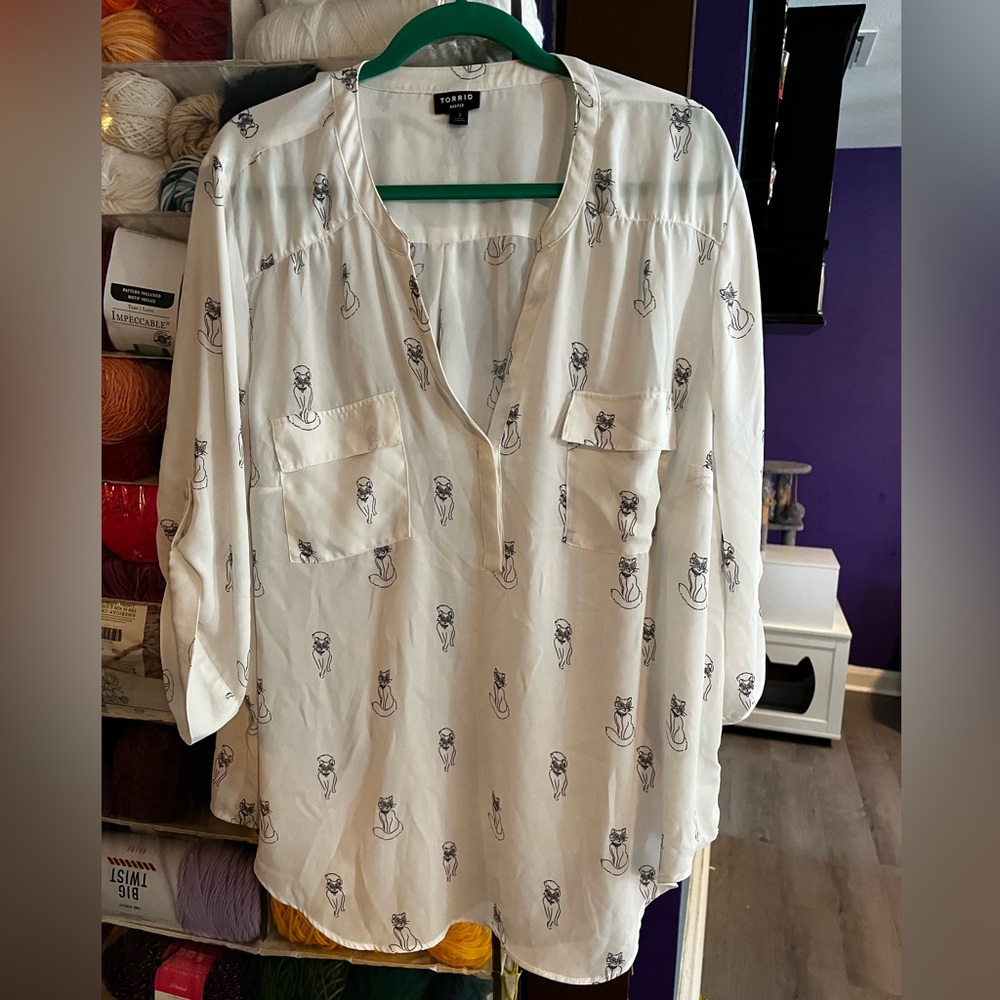 White Torrid blouse with cat detail